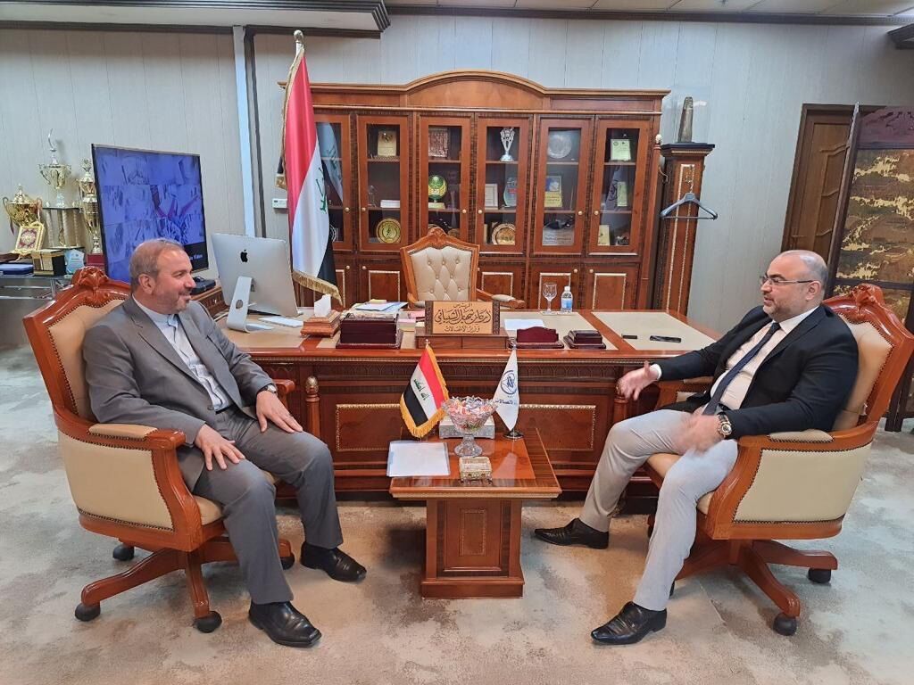  السفير الإيراني ووزير الاتصالات العراقي يبحثان سبل توسيع العلاقات