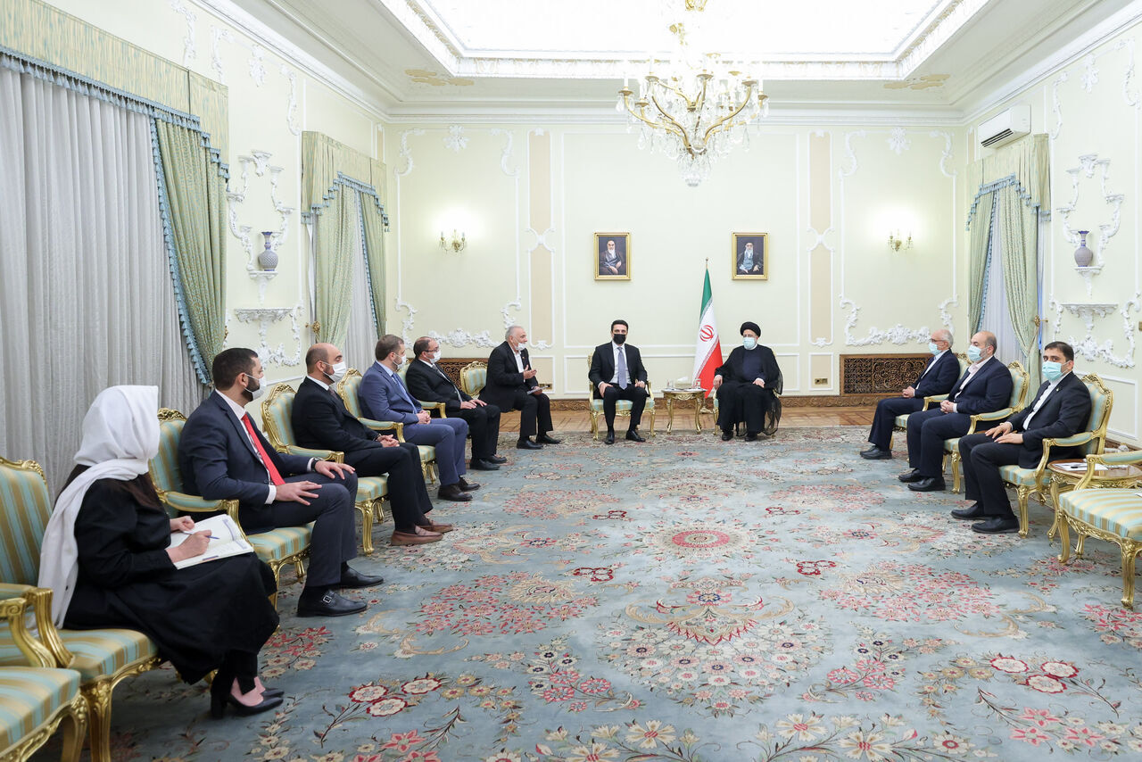 رئيسي : ايران عازمة على توسيع العلاقات مع دول الجوار
