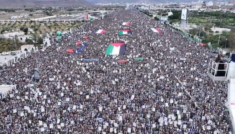 مسيرات كبرى في اليمن تحت شعار "لنصرة غزة .. بقوة الله هزمنا أمريكا وسنهزم إسرائيل"