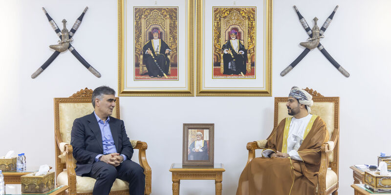 وزير التجارة والصناعة وترويج الاستثمار العماني يلتقي محافظ البنك المركزي الإيراني